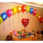 Как красиво украсить комнату воздушными шарами