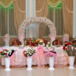 Свадебный стол молодых украсить